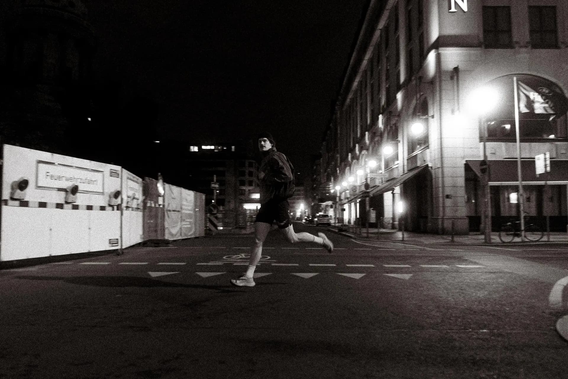 Coach Luki running through the streets of Berlin at night — outdoor conditioning with personal trainer